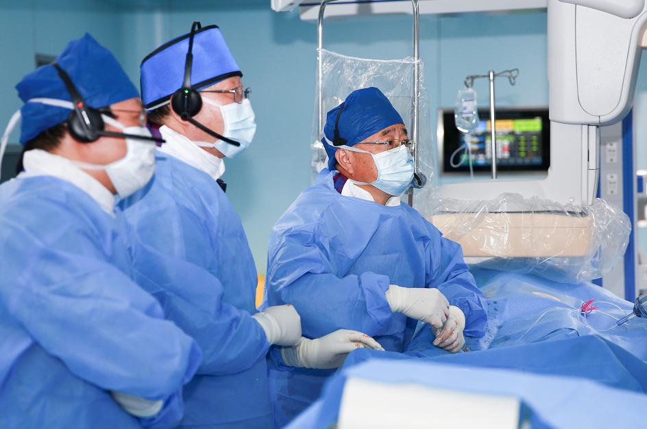 滕皋军院士（右一）带领团队正在为肝癌患者施行手术。