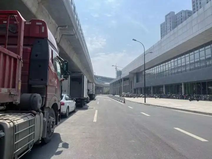 杭州这个地铁站边全是大货车？居民犯愁：谁能来管管