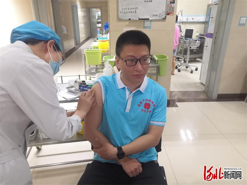 孙占鑫正在注射动员剂。