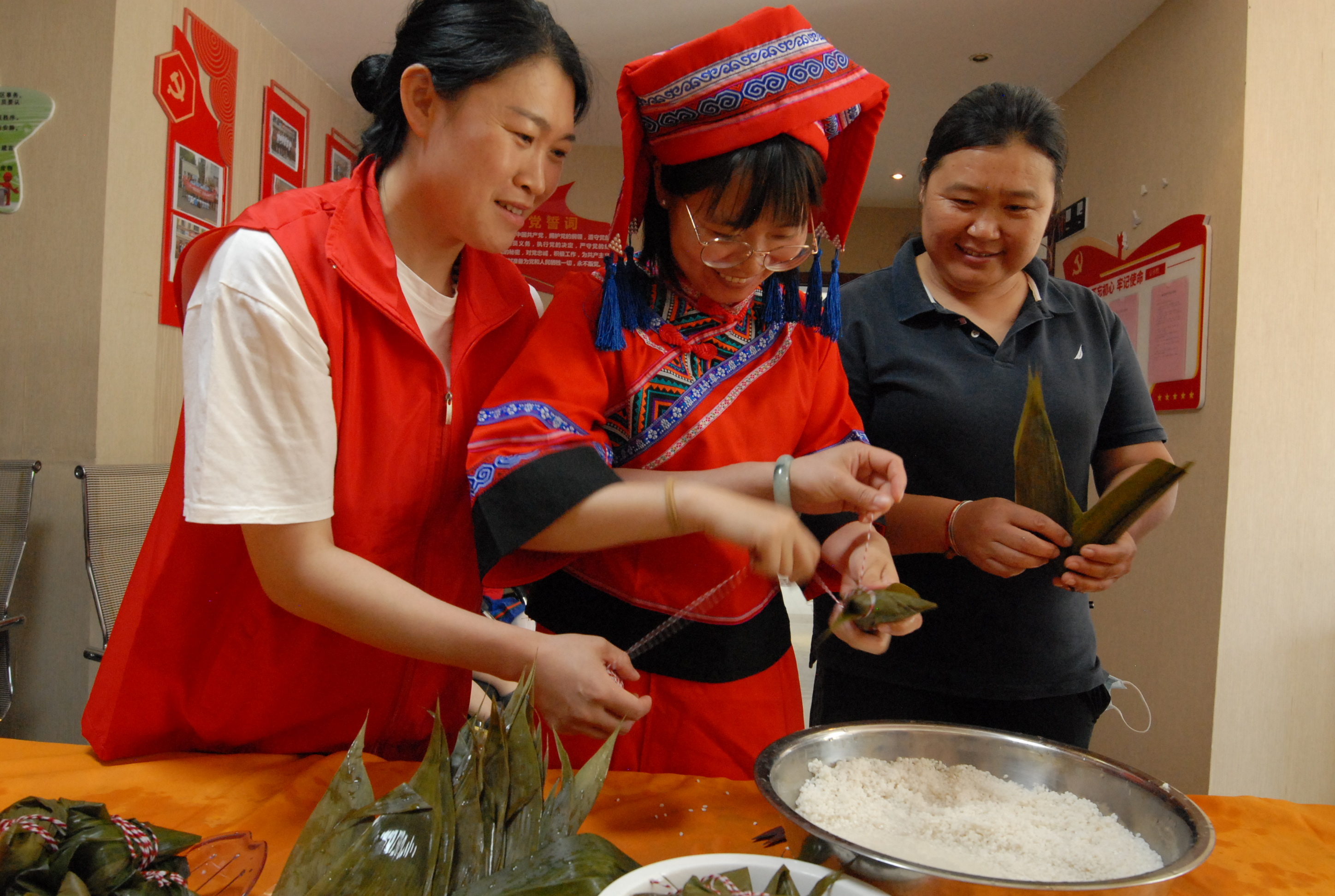 6月2日,山东青岛市即墨区腾马社区的居民和少数民族居民在一起包粽子.