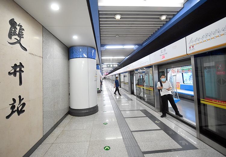 地铁7号线双井站，乘客登车乘坐地铁。