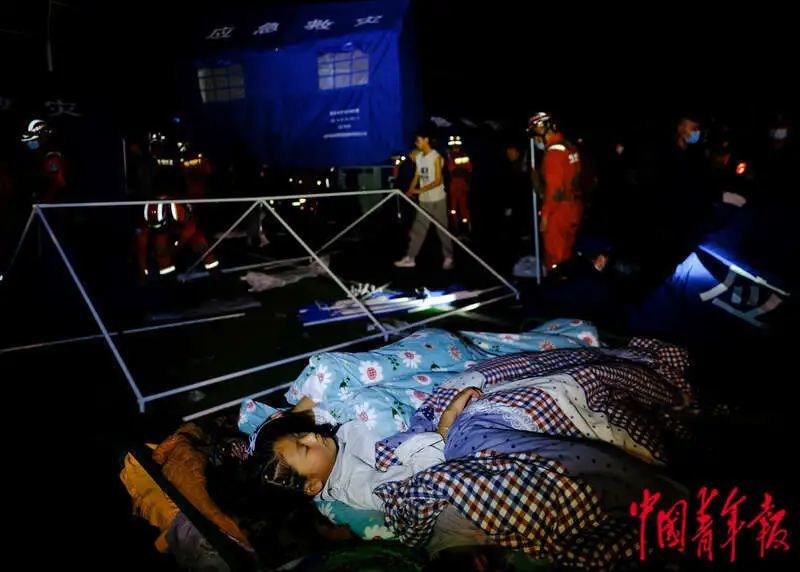 6月1日晚，四川雅安宝兴县七一初级中学体育场安置点，一名小女孩睡在地铺上。程雪力/摄