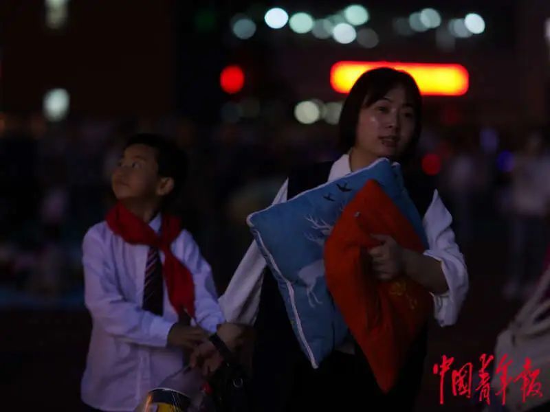 6月1日晚，四川雅安宝兴县七一初级中学体育场安置点，一名带着红领巾的小朋友被转移到安置点。程雪力/摄