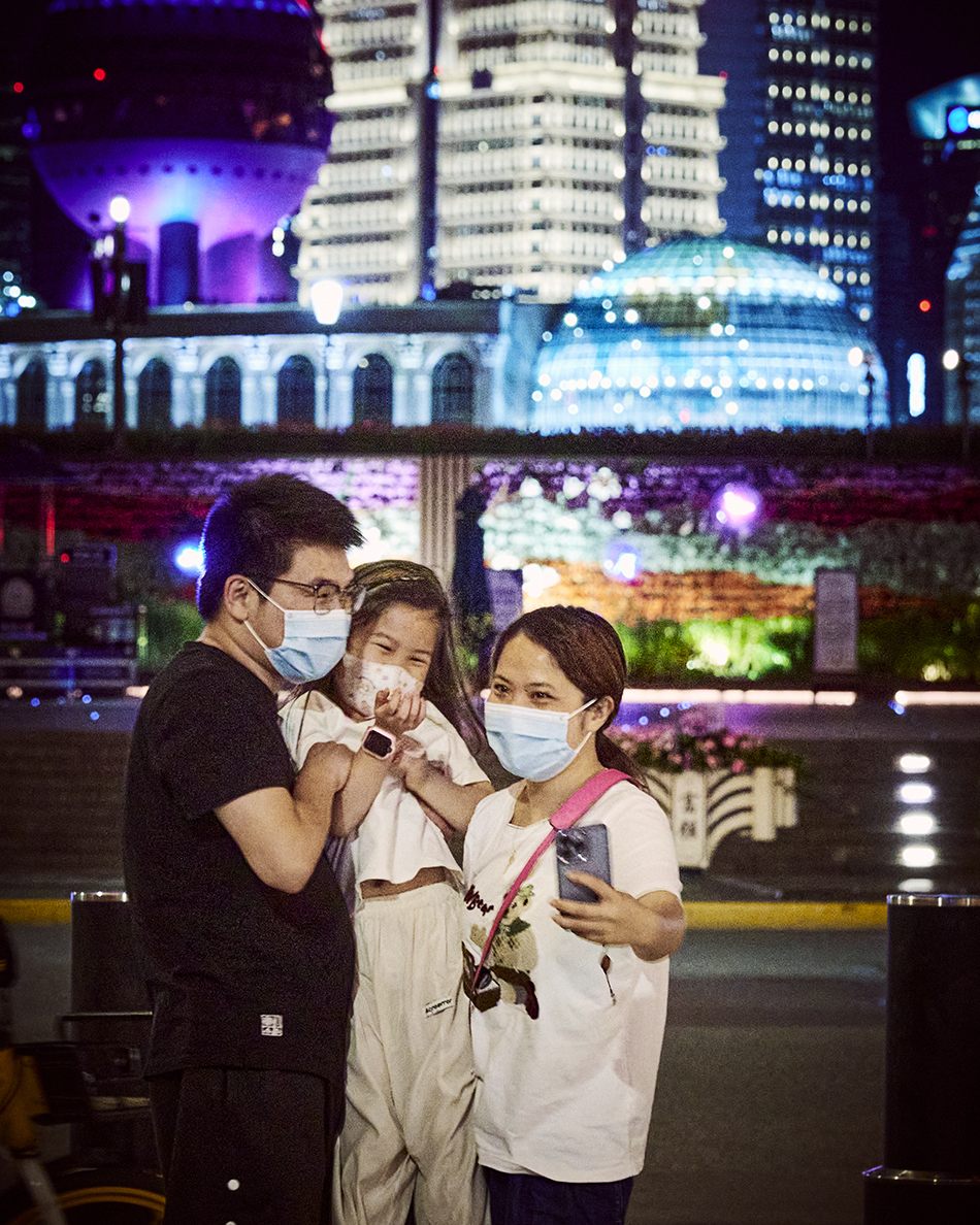 2022年5月30日22:00，上海外滩，家长带着小朋友自拍。澎湃新闻记者 丁晓文 图