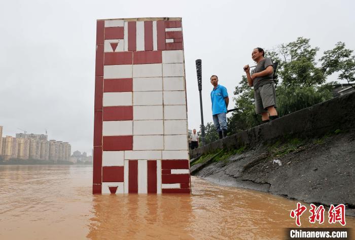 融江广西融安段水位今年首次超过警戒线