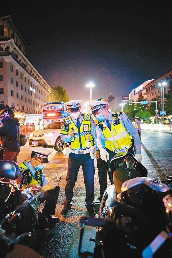 交警在街头检查改装摩托车 通讯员 孙崇明 摄