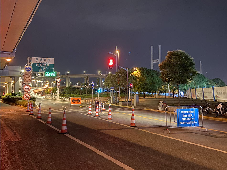 2022年5月31日23时，上海浦西，通往浦东的南浦大桥前，路障设施还在。澎湃新闻记者 乐浴峰 图