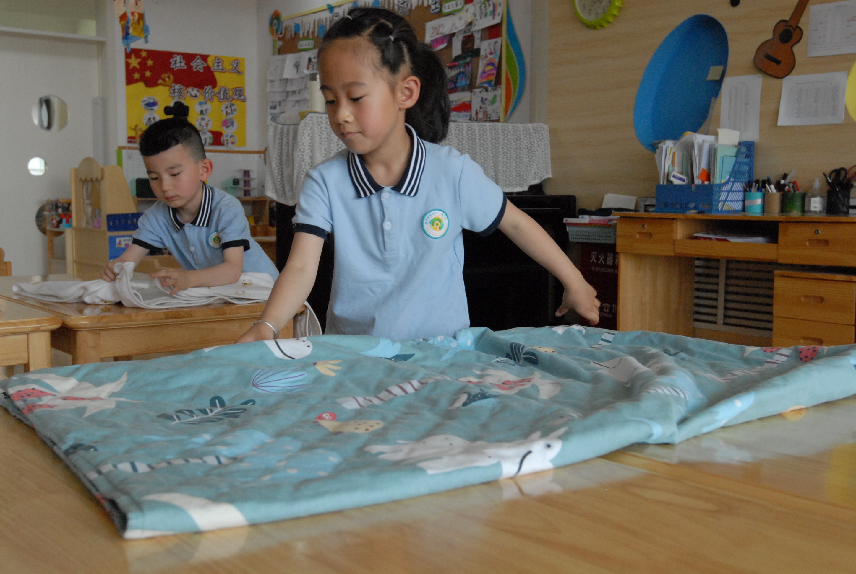 6月1日，山东省青岛市即墨区通济新经济区中心幼儿园的小朋友参加叠被子比赛。