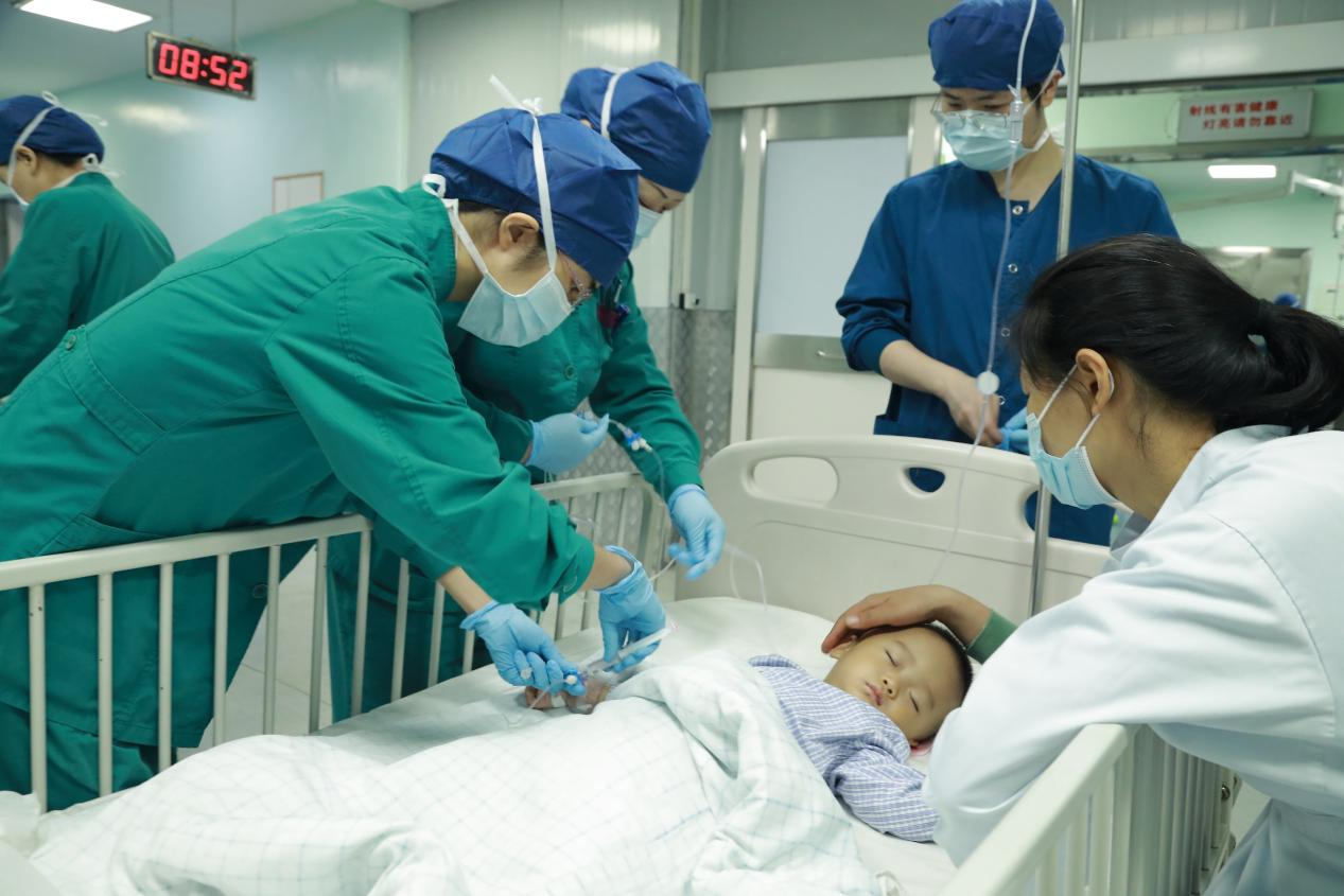 妈妈温柔轻抚即将手术的孩子