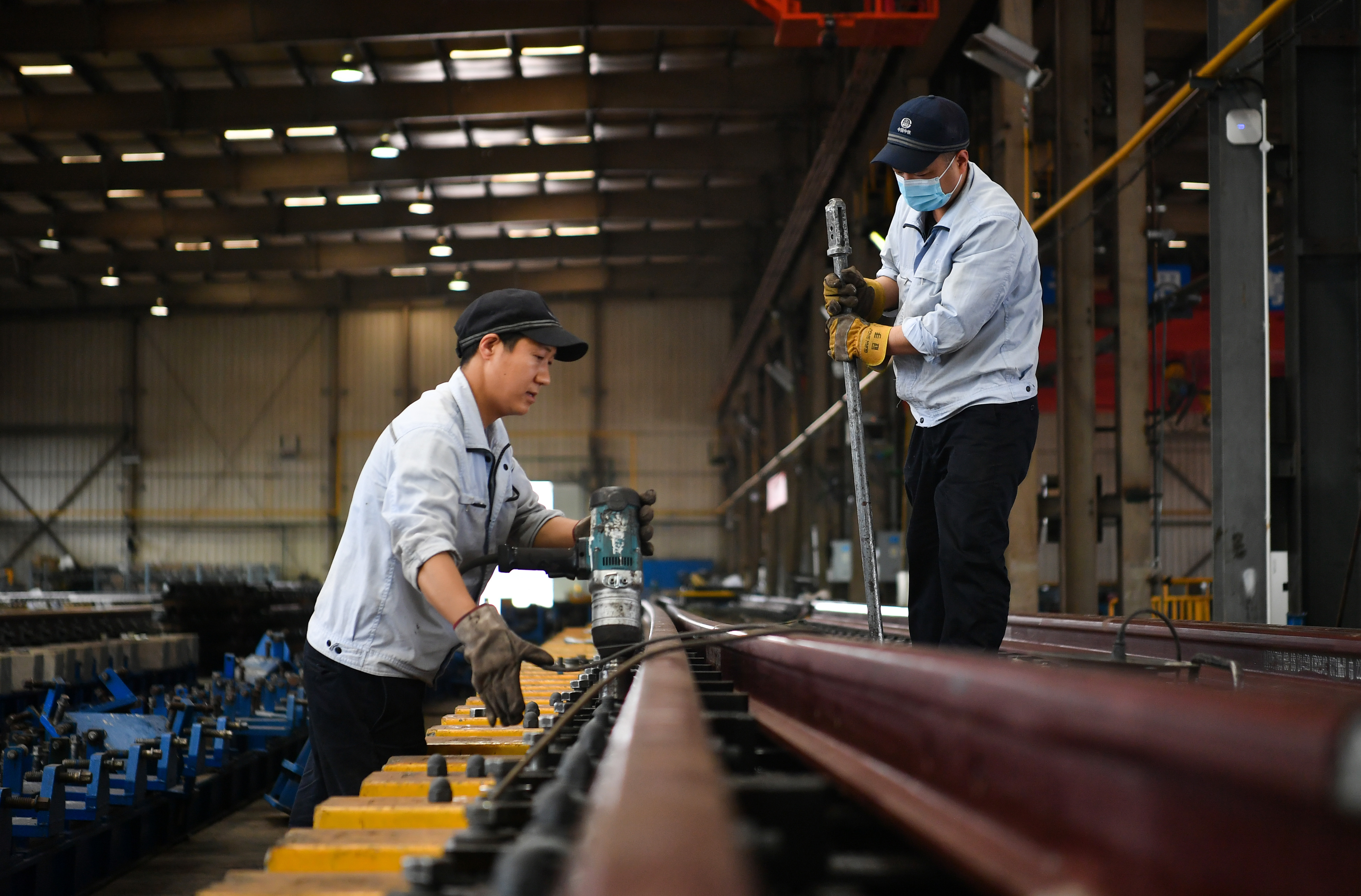 工人在中铁宝桥集团有限公司生产车间工作新华社记者张博文 摄