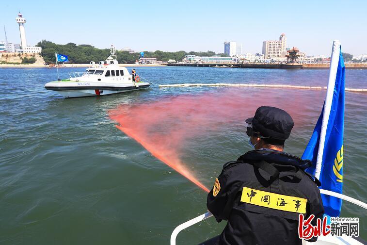 清污人员喷洒消油剂保护海洋清洁。 通讯员魏伟摄