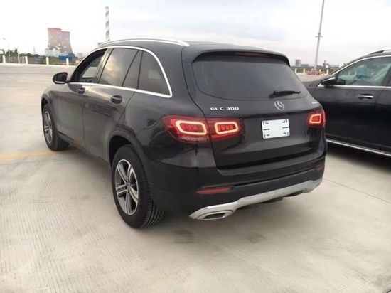 22款奔驰glc300车身侧面,这款车的长度达到了4656mm,宽度是1899mm