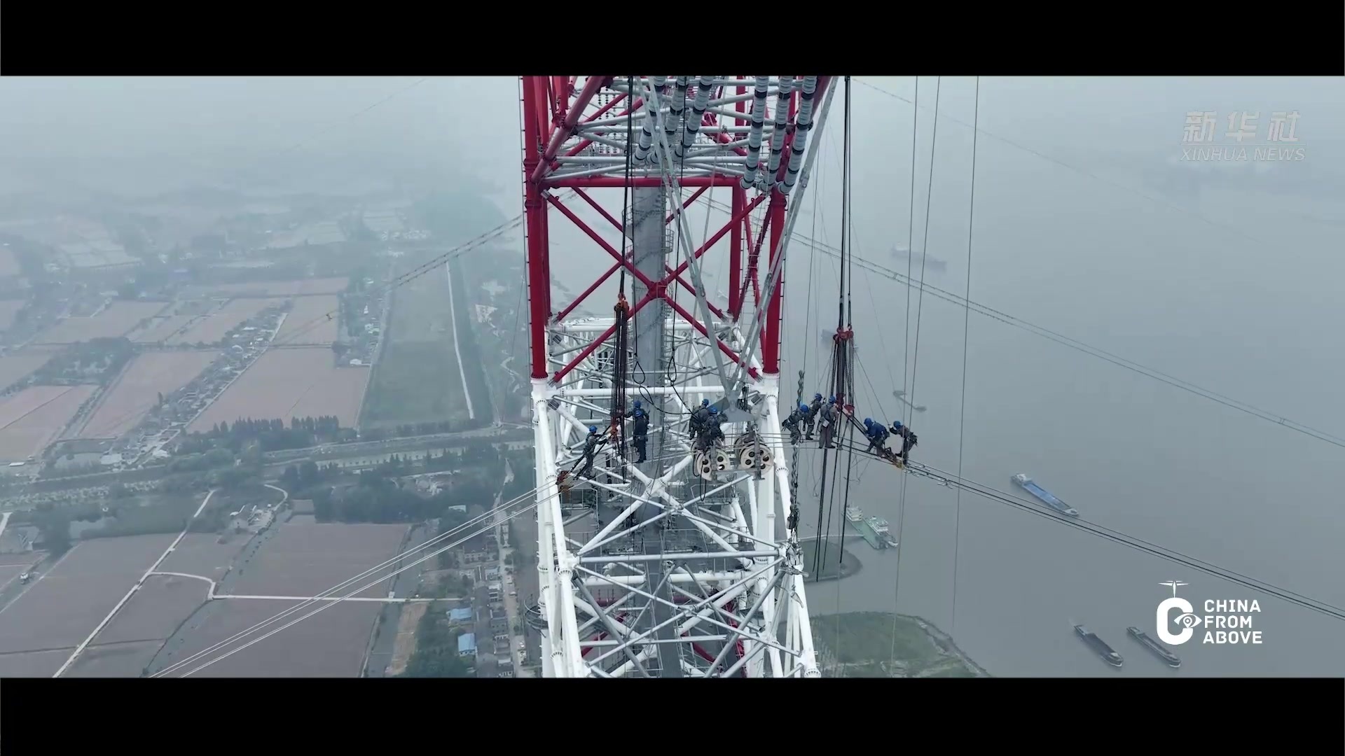 瞰中国| 500千伏！385米！世界最高输电铁塔跨江作业
