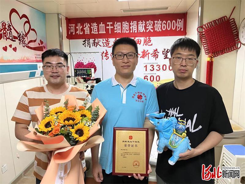 孙占鑫与同学刘贤明、许帅合影。