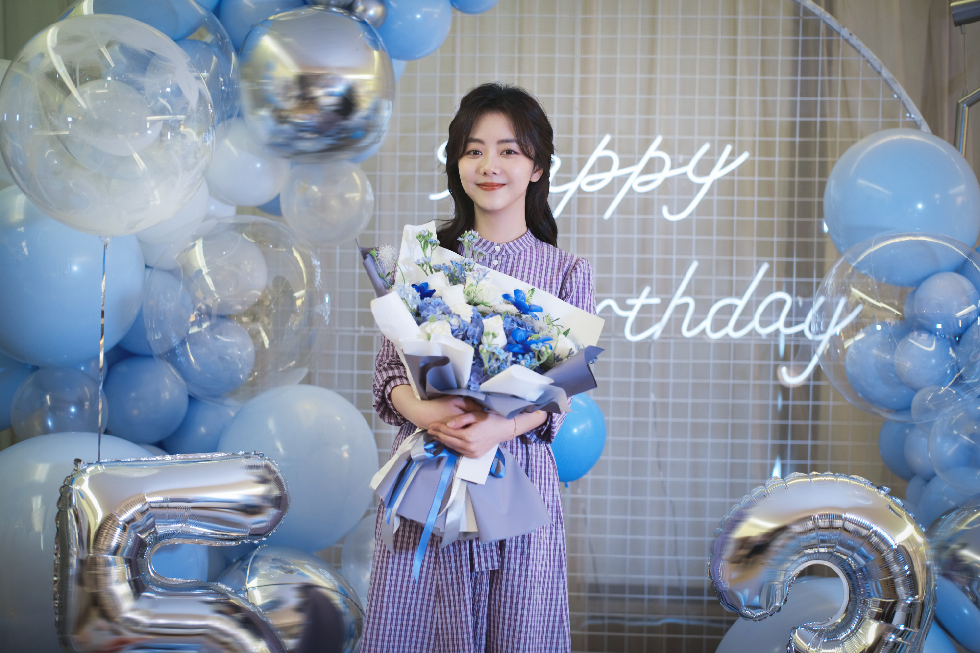 谭松韵蓝紫色系生日现场唯美浪漫手捧气球笑容甜美