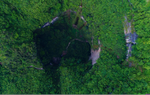 俯瞰后坪冲蚀型天坑