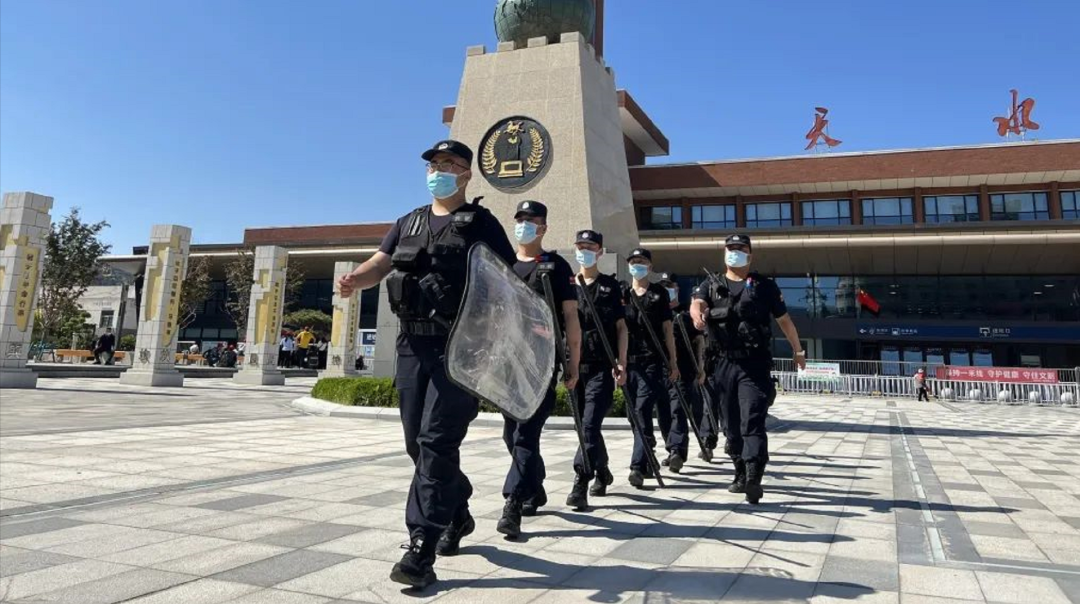 6月3日,敦煌市公安局雅丹派出所民警在景區巡邏.