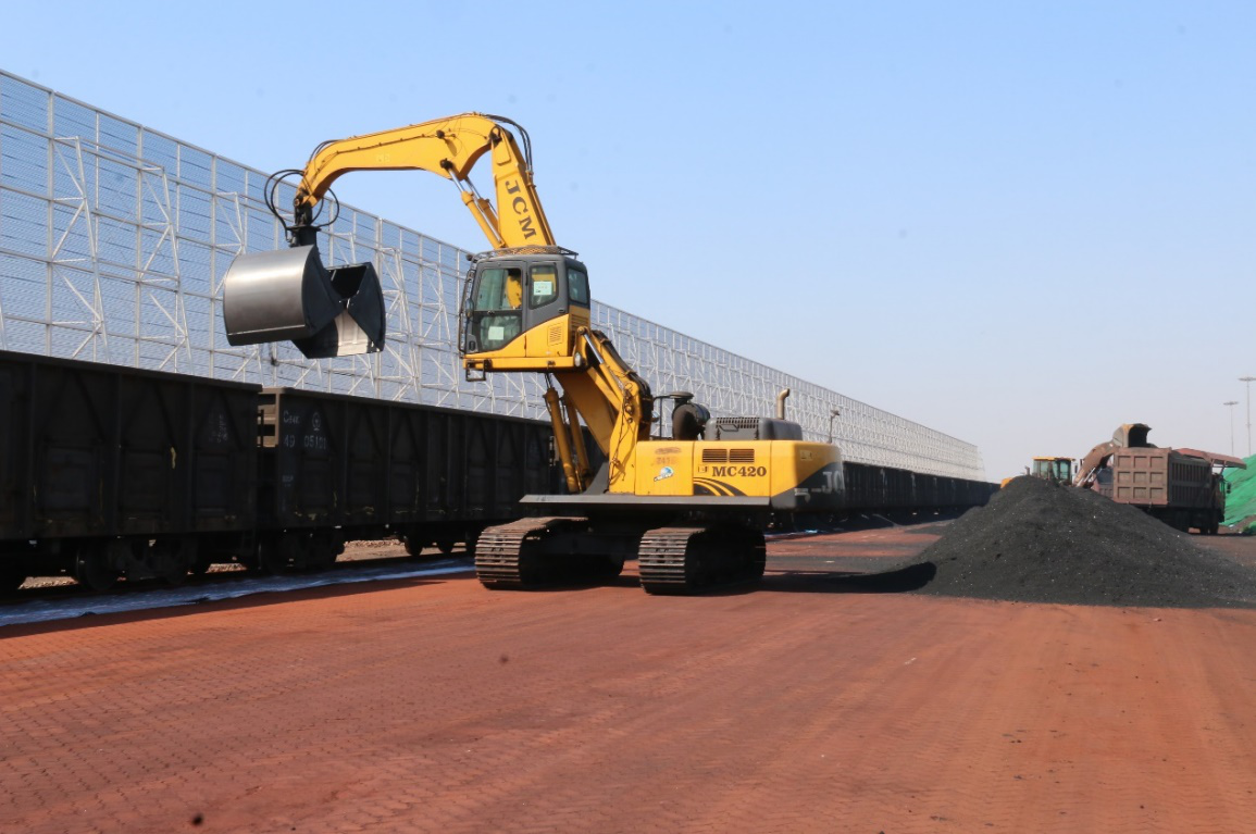 河钢物流黄骅港公司正在进行铁路疏港作业。