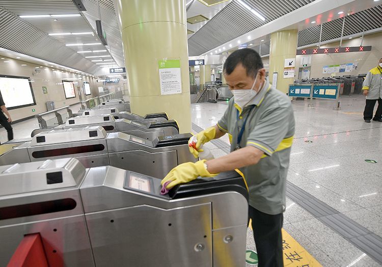 地铁九龙山站作为换乘站，车站卫生间、安检机、闸机、自动售票机等，确保每1小时消毒1次。同时，车站、列车加强通风系统风量，车站采用全新风模式，列车保持最大通风量不间断通风。图为：地铁14号线九龙山站，工作人员正在对闸机进行消毒。