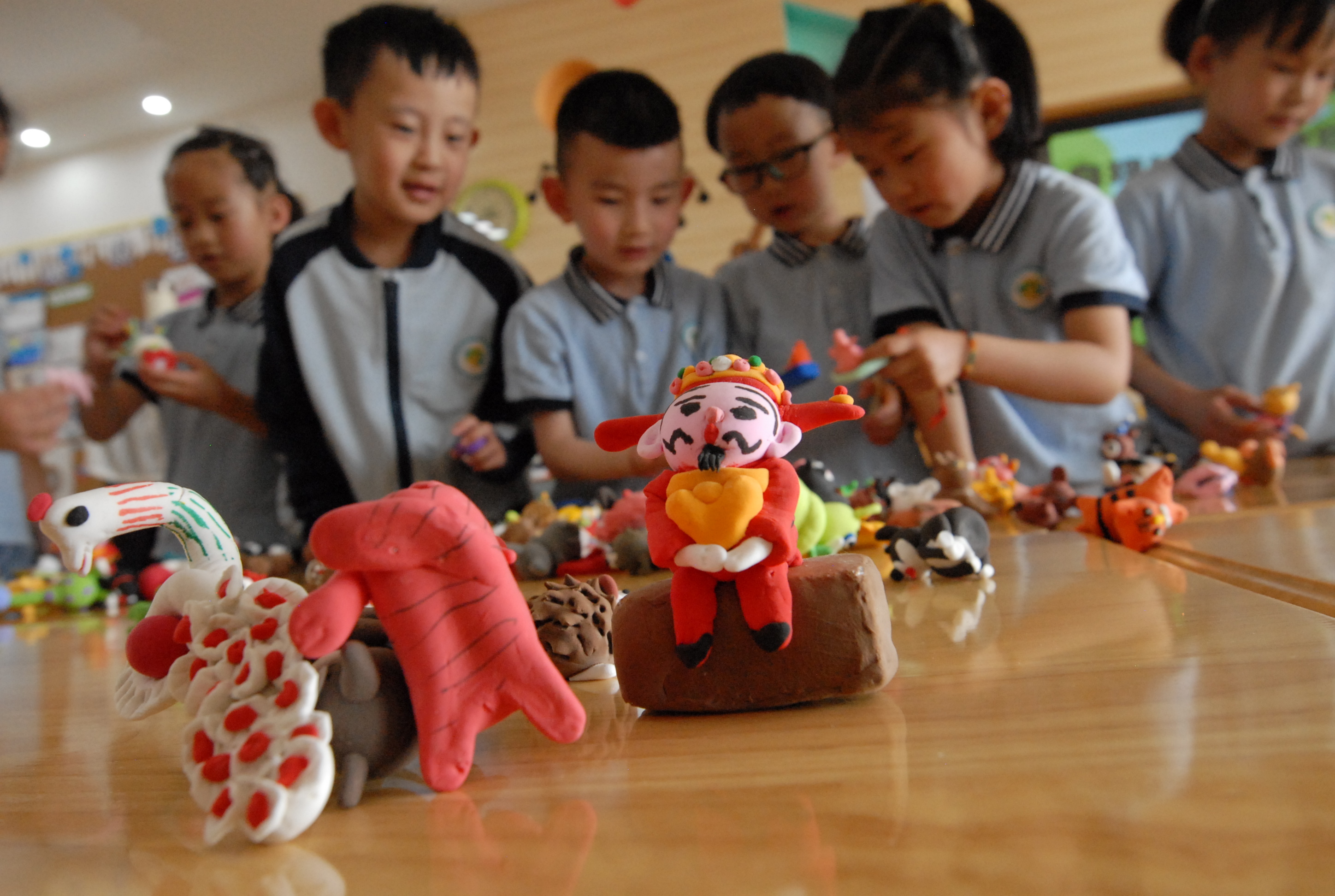 6月1日，山东省青岛市即墨区通济新经济区中心幼儿园的小朋友在动手制作橡皮泥玩具。