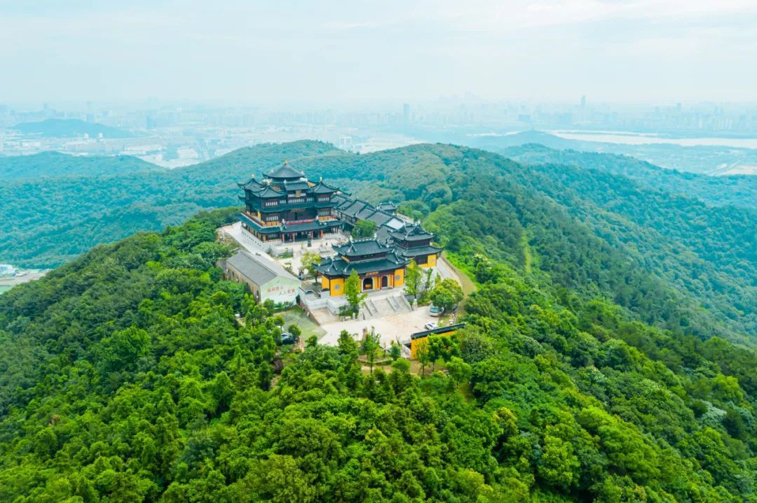 乾元寺庄严雄伟,置身寺中,禅意悠悠,远望四周山水苍茫,层林叠翠.