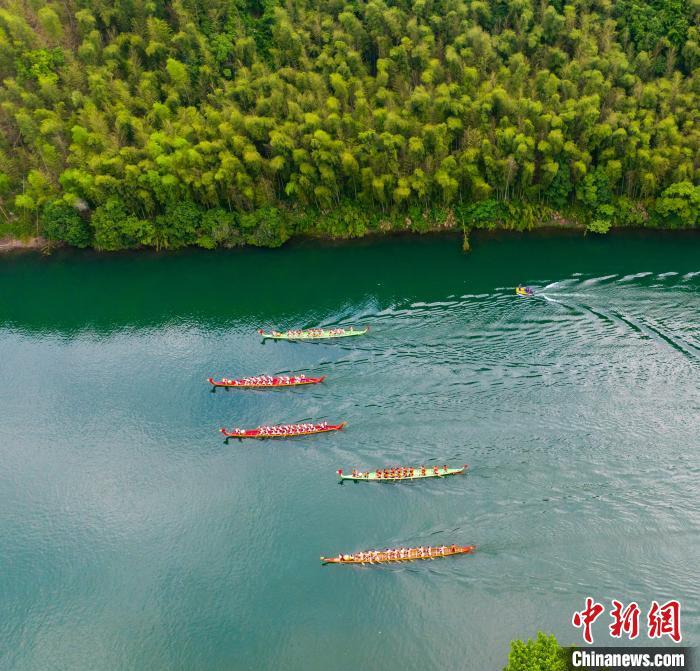 6月1日，空中航拍龙舟竞渡。　李晓红 摄