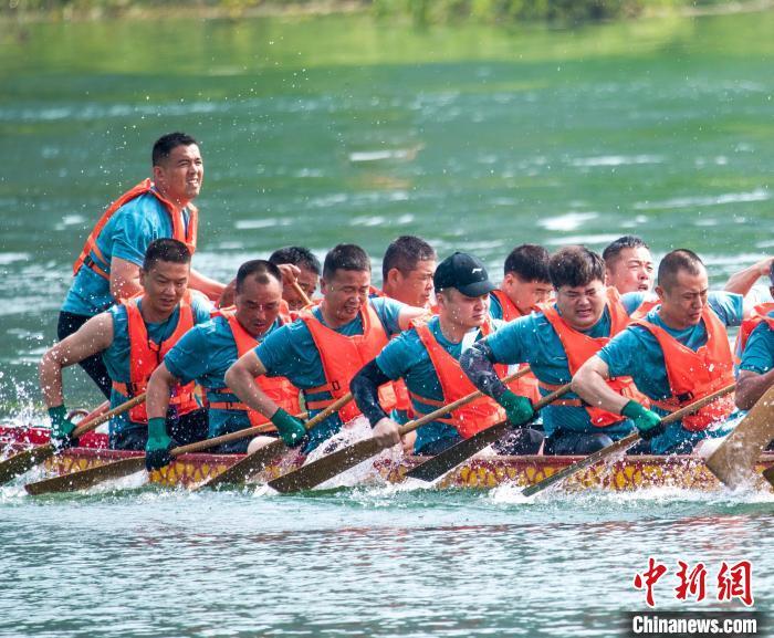 5月31日，参加龙舟比赛的选手奋力划桨。　李晓红 摄