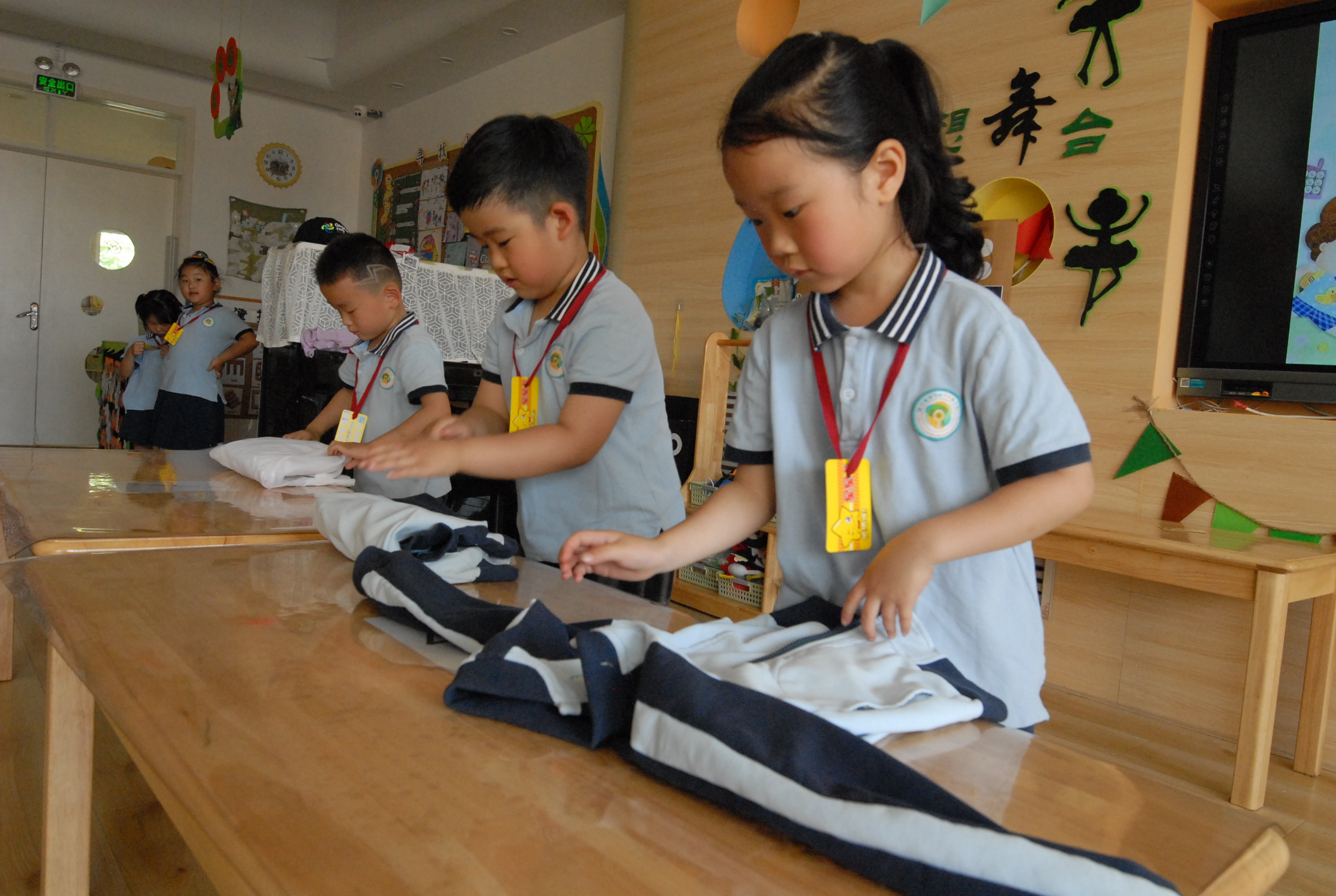 6月1日，山东省青岛市即墨区通济新经济区中心幼儿园的小朋友参加叠衣服比赛。