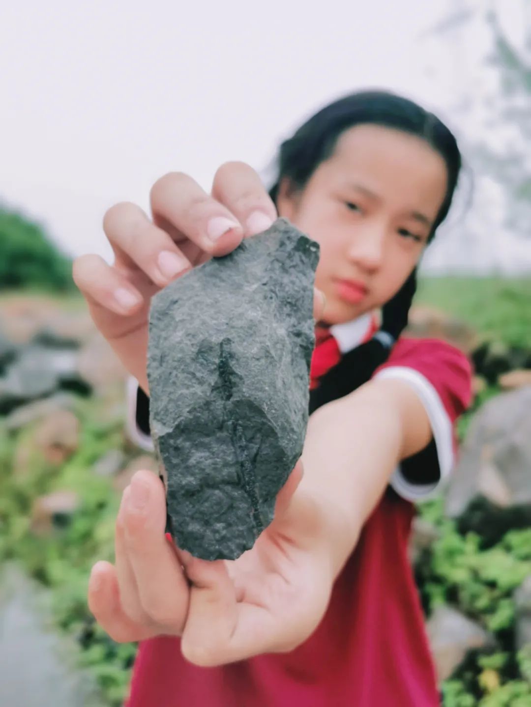 黄杨昕悦向记者展示这块体积稍大的化石