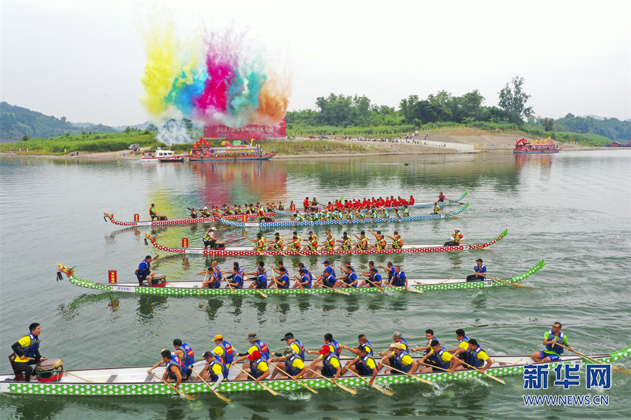 涪江重庆铜梁安居古城段上演龙舟飞渡。资料图 新华网发(受访单位供图)