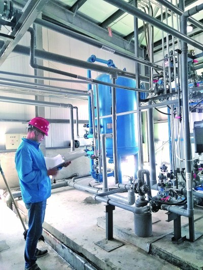 二〇一七年夏，赵有璟于一里坪盐湖记录设备试运行参数。光明图片