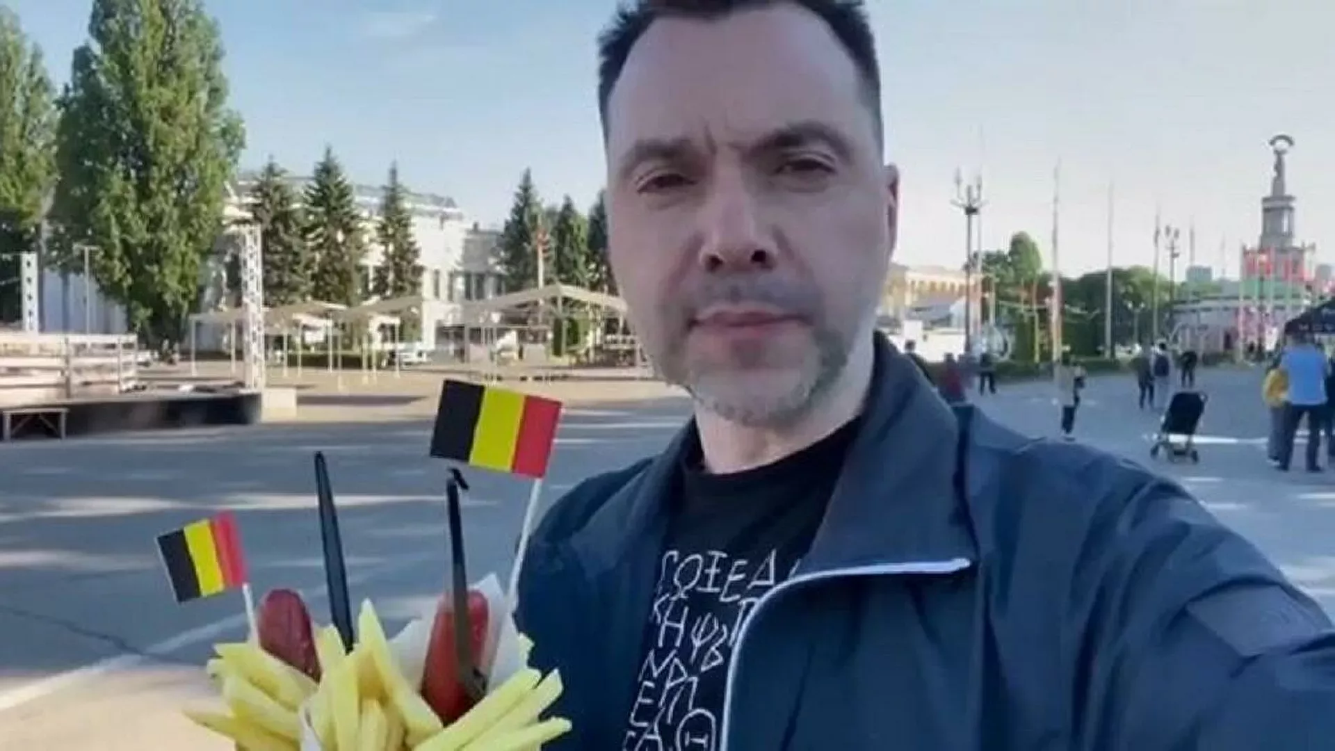 尴尬！乌总统顾问向德国总理提问 手里拿的却是比利时国旗