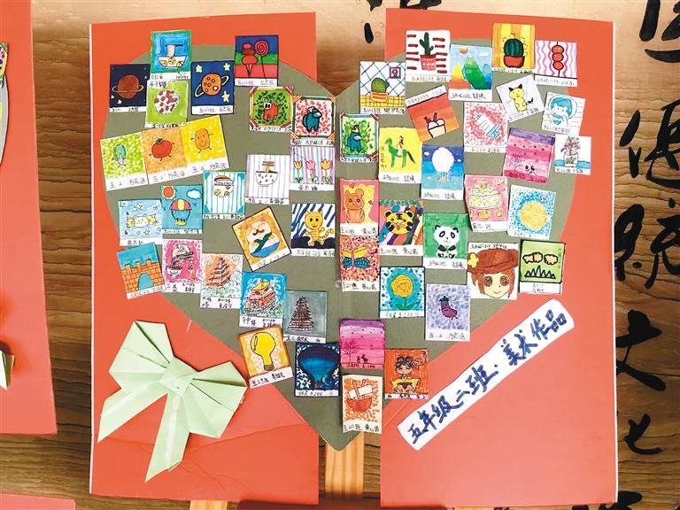 在西安市实验小学艺术节展览上展示部分学生设计的核酸贴纸。（受访者供图）