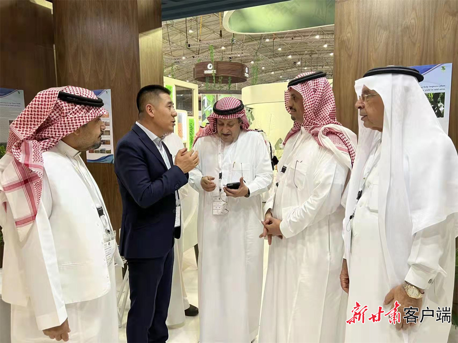 甘肃驻沙特工作人员介绍甘肃自然环境和生态保护情况（省政府外事办供图）