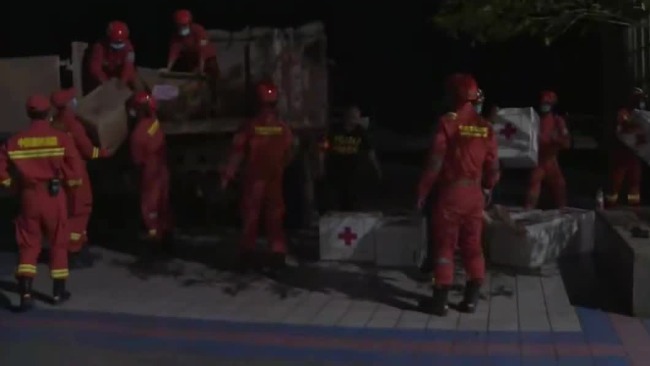 记者探访雅安地震震中太平镇临时安置点：棉被等救灾物资已运抵