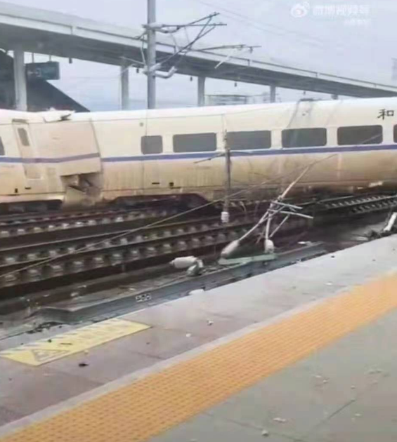 网友称D2809次列车疑发生事故，目前状态显示晚点未定