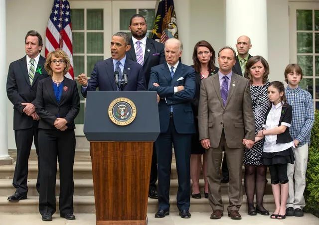 2013年4月17日，美国总统巴拉克·奥巴马在白宫玫瑰园发表讲话，副总统乔·拜登在旁边。与他们一起的还有前国会女议员加布里埃尔·吉福兹以及桑迪胡克小学枪击案受害者的亲属。被称为曼钦-图米的枪支管制法案在那天被否决。