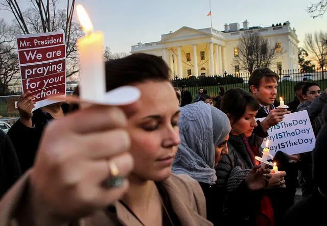 2012年12月，人们聚集在白宫外守夜，纪念桑迪胡克小学的遇难者。