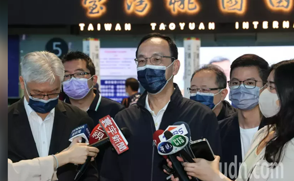中国国民党主席朱立伦（中）启程赴美。（图片来源：台湾《联合报》）