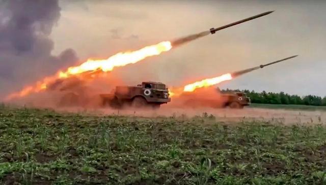 俄罗斯国防部1日发布的图片显示，俄军使用“飓风”火箭炮攻击乌克兰军队。(美联社)