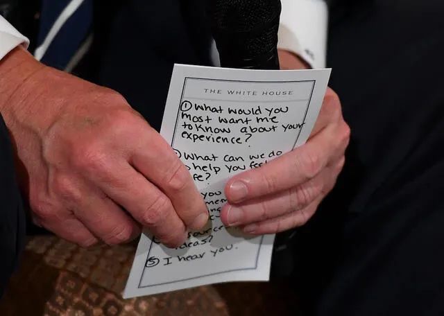 2018年2月，在白宫，唐纳德·川普总统拿着一张纸条，上面写着他与佛罗里达州帕克兰校园枪击案幸存者会面的提示词。