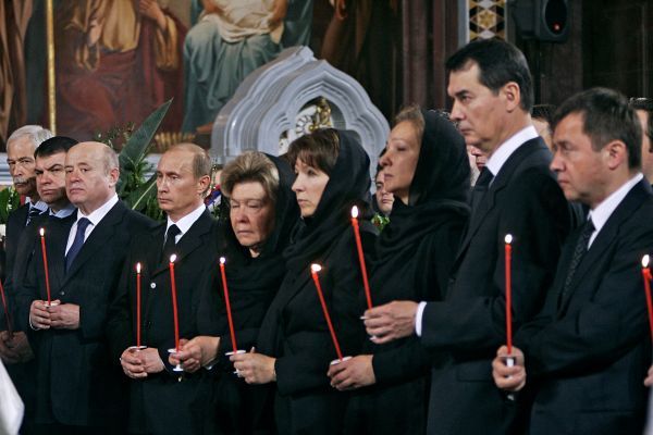 普京和尤马舍夫等叶利钦家属参加叶利钦葬礼画面（路透社）