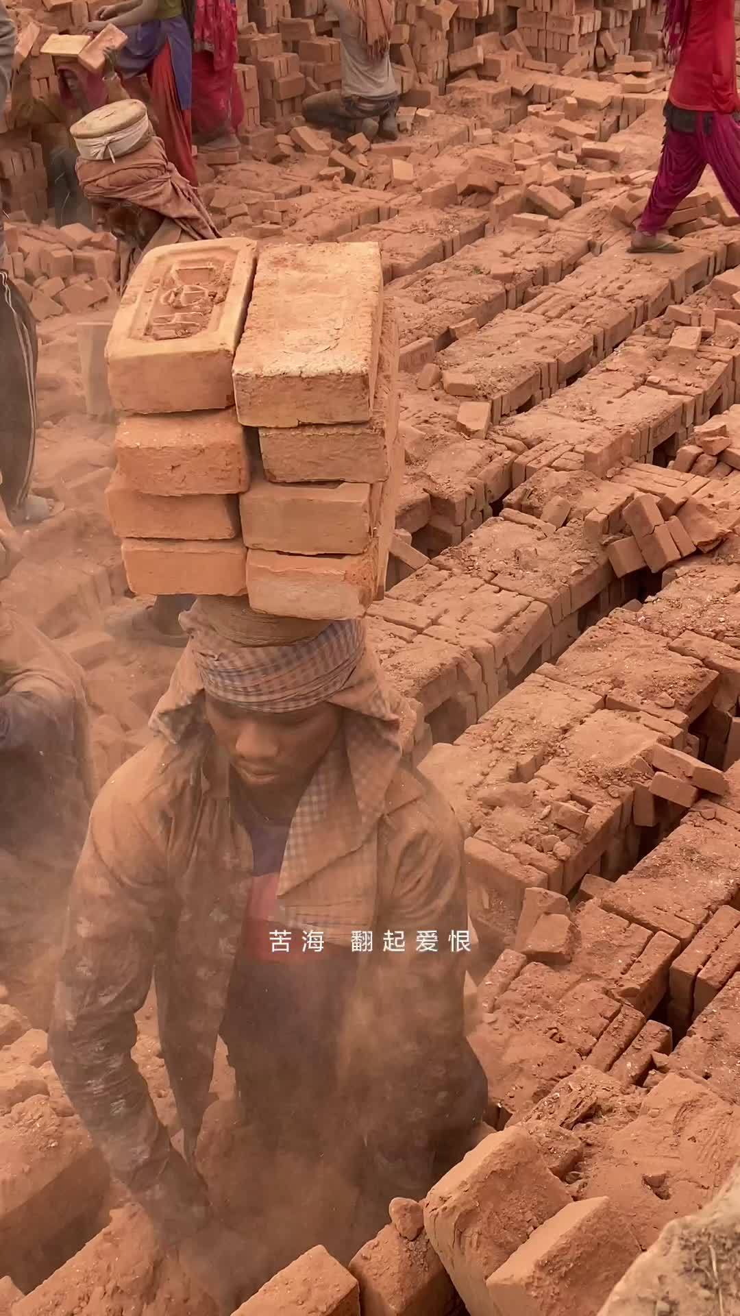 男子搬砖现神操作:头顶16块砖