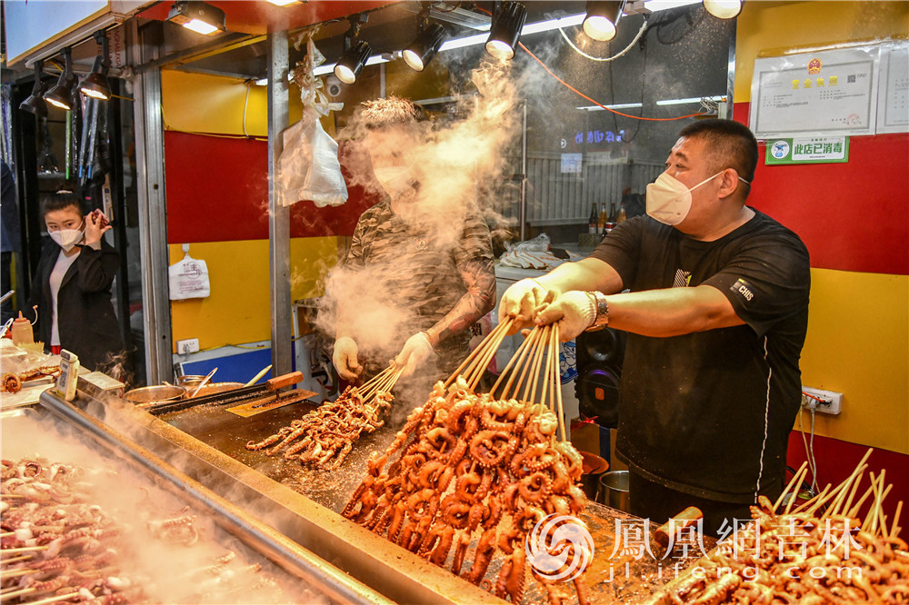 在长春市桂林路商圈，商贩在烹饪特色小吃。凤凰网吉林 梁琪佳摄
