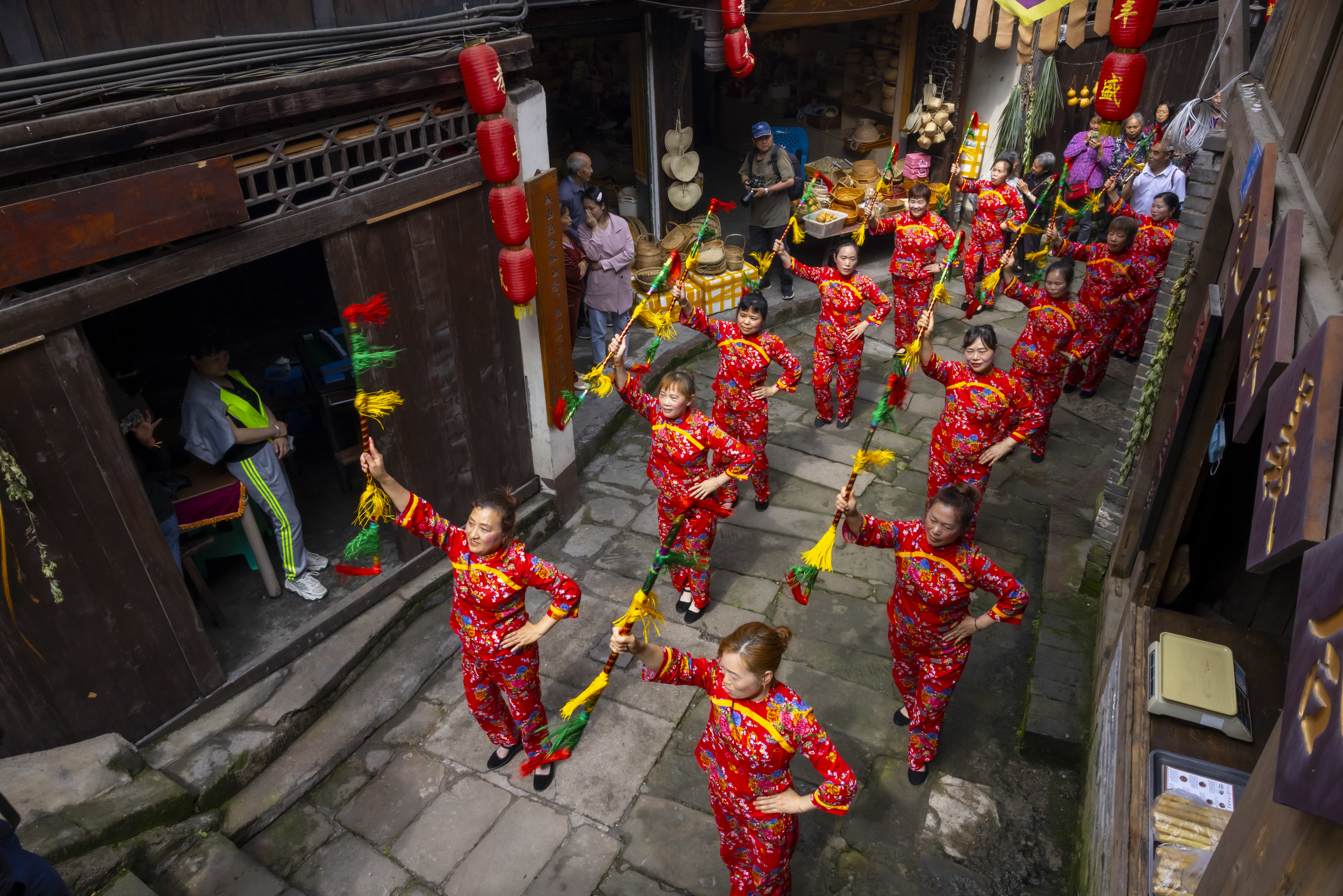重庆巴南启动文旅惠民消费季在渝外国友人端午耍得巴适