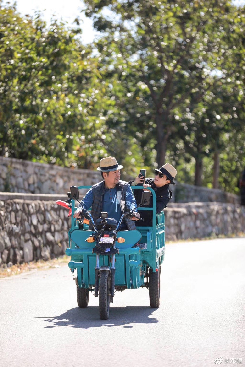 2019年,邓婕与张国立一同参加综艺《幸福三重奏》。 图片来自其微博