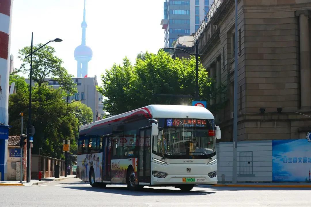 ▲2022年5月22日，上海，运行中的49路公交车。朱兴鑫/中国日报