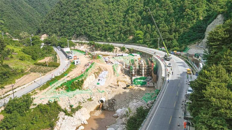 引蓝济李引水工程建设施工现场。（记者 郝钟毓 摄）