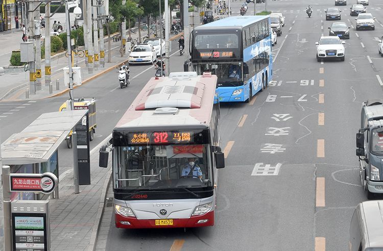 九龙山路口西，公交车恢复运营正常进站停靠。