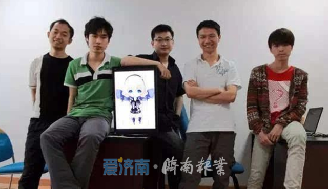 蔡浩宇(左二)和一起创业的兄弟 图源网络